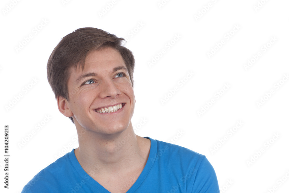 Junger Mann lacht und schaut seitlich nach oben Junger Mann lacht und schaut seitlich nach oben