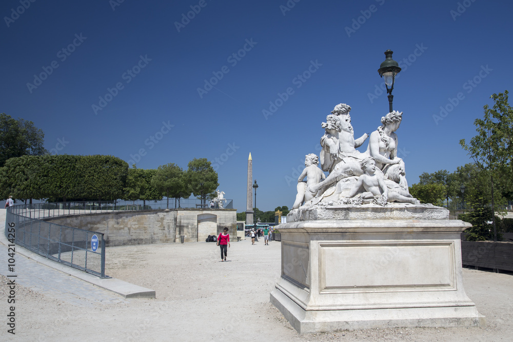 Скульптурная композиция в Саду Тюильри в Париже
