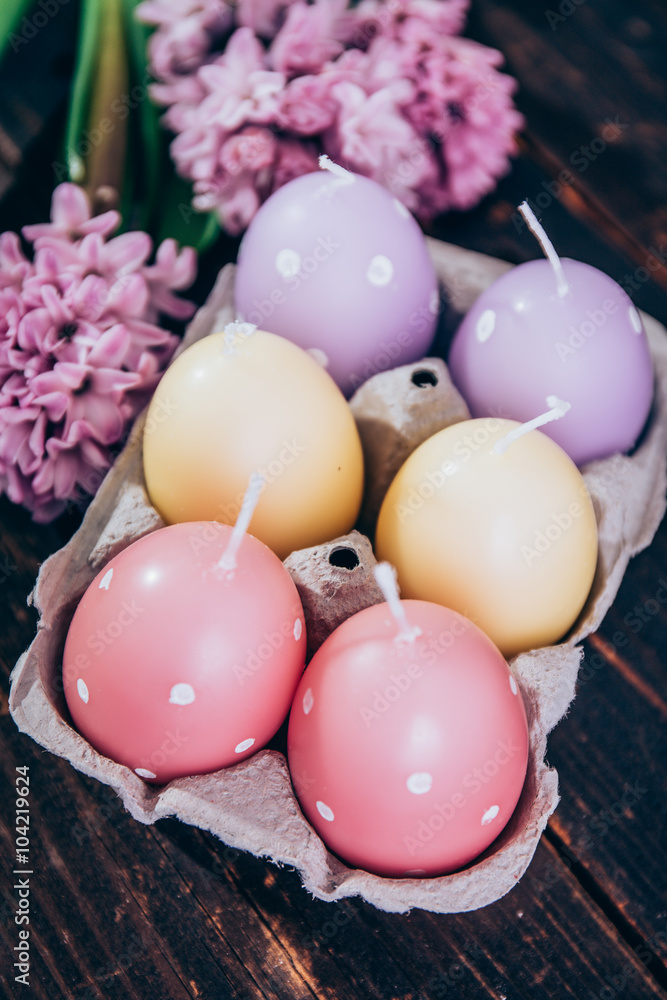 Fototapeta Sechs bunte Eierkerzen mit Hyazinthe