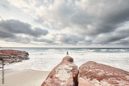 Fotografi Guy with helmet near sea