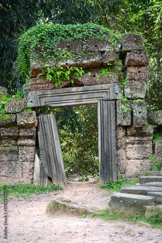 Fototapeta Naklejka Na Ścianę i Meble -   Ancient stone door , Ta Prohm temple ruins, Angkor, Cambodia