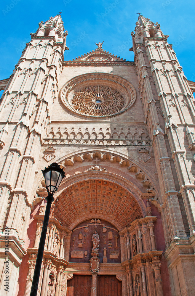 Mallorca, Isole Baleari, Spagna: la cattedrale La Seu di Palma e il laghetto artificiale del Parc de la mar, giugno 11, 2012