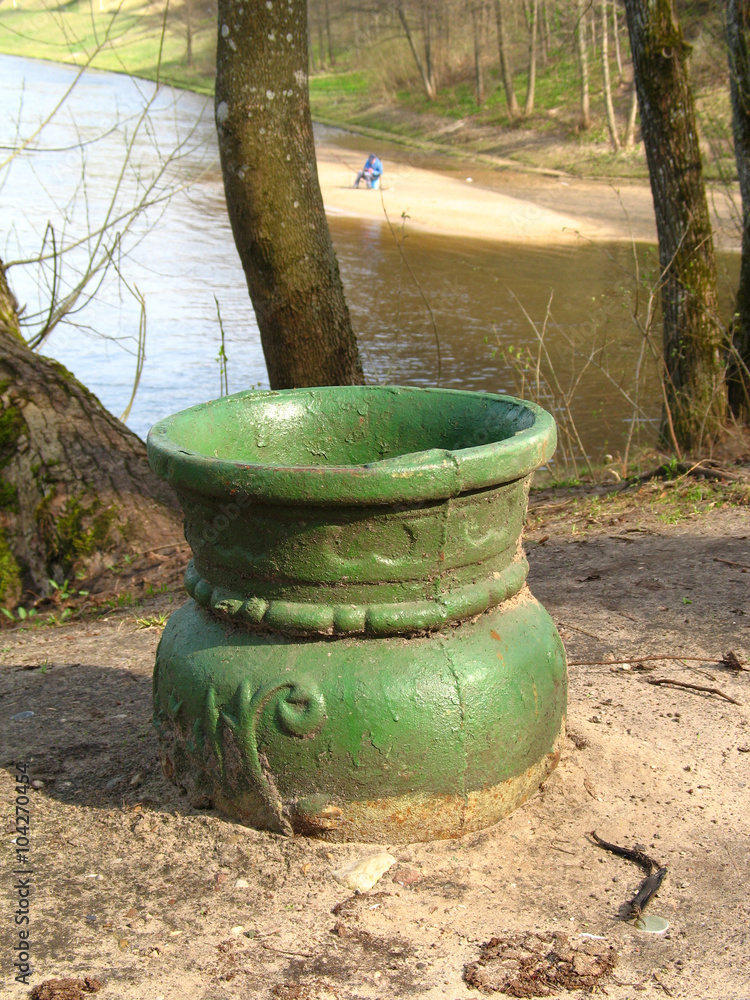 Obraz premium Old dustbin