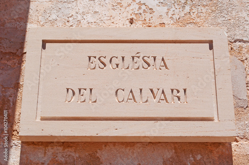 Mallorca, Isole Baleari, Spagna: la targa in pietra arenaria della Chiesa del Calvario a Pollensa, il 6 giugno 2012 © Naeblys