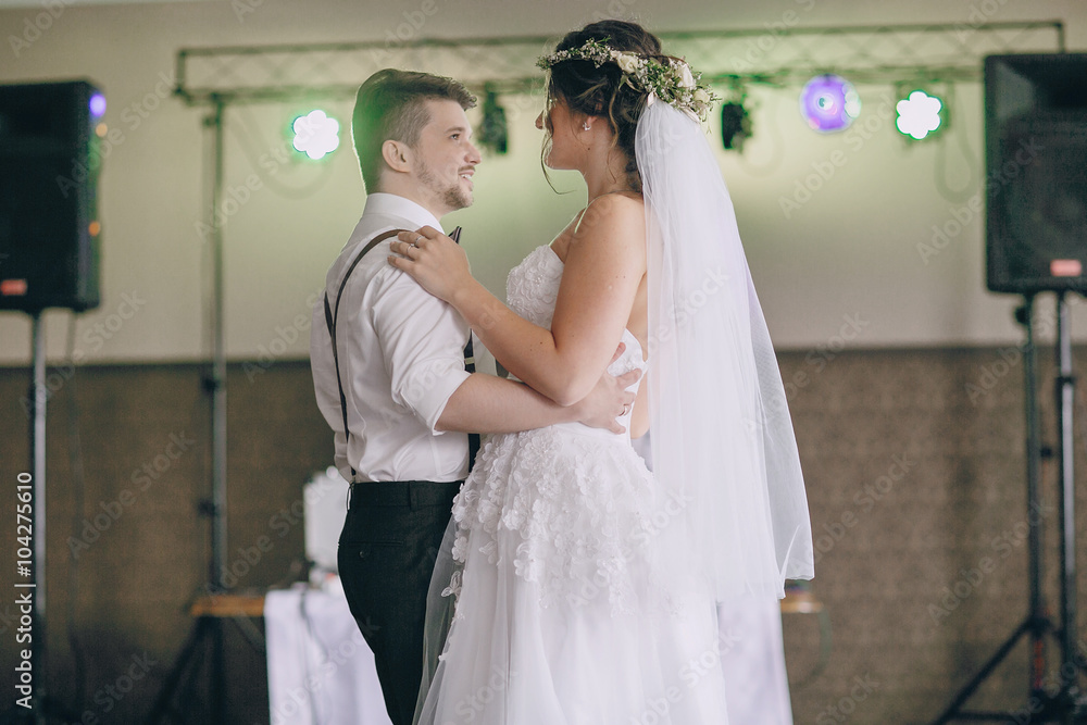 Naklejka premium wedding first dance