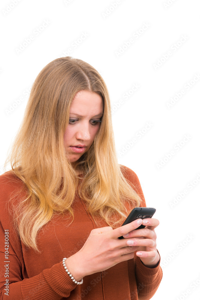junge frau liest eine nachricht auf dem smartphone junge frau liest eine nachricht auf dem smartphone