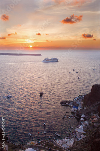Foto Santorini - The Amoudi harbor of Oia at dusk