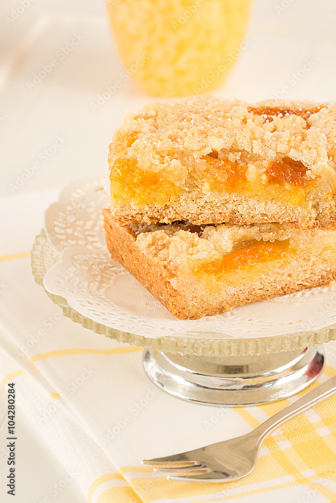Frisch gebackener Streuselkuchen in Stücke geschnitten Frisch gebackener Streuselkuchen in Stücke geschnitten