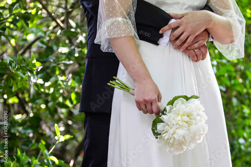 Pareja de recien casados en una boda photo