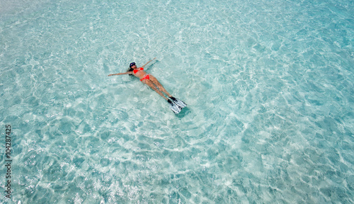 Frau in Schnorchelausrüstung treibt auf den klaren Gewässern der Malediven