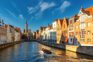 Fototapete Brügge Touristenboot auf Spiegelrei in Brügge  © Kavalenkava