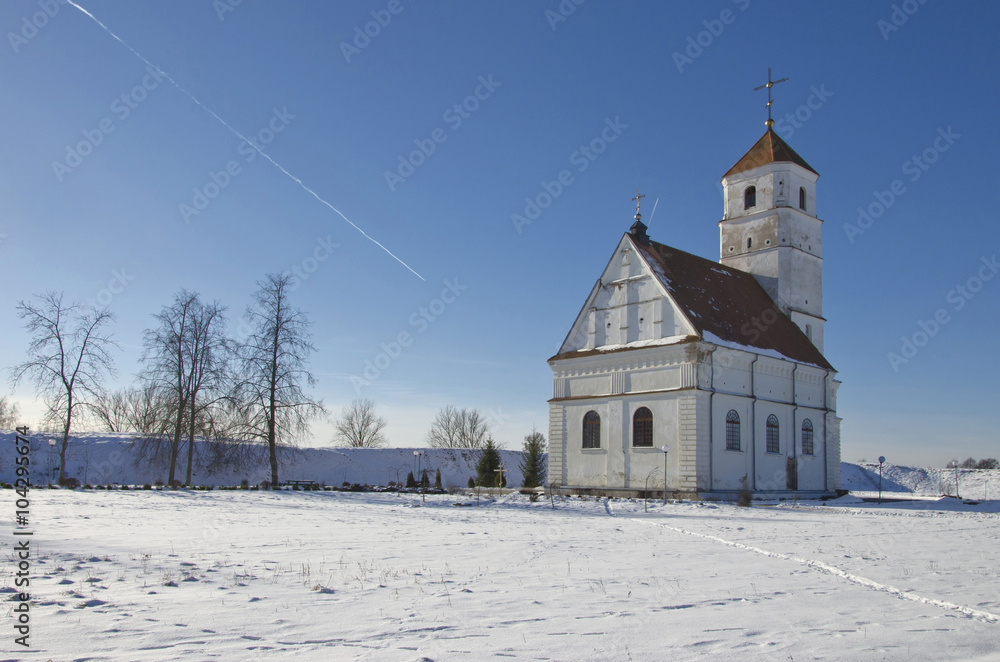 Belarus, Zaslavl: Spaso-Preobrazhensky orthodox church and ancient shaft.