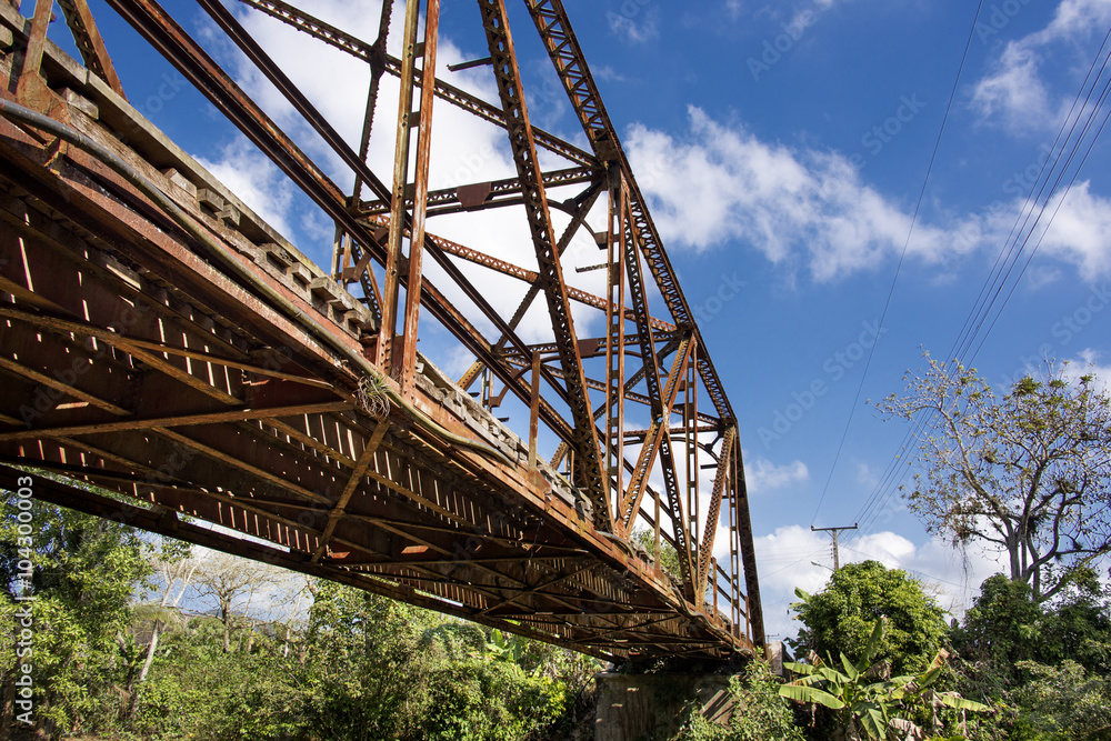 Kuba, Valle de los Ingenios, nahe Trinidad: Alte rostige Brücke in der Mitte der kubanischen Karibik Insel mit blauem Himmel im Hintergrund Kuba, Valle de los Ingenios, nahe Trinidad: Alte rostige Brücke in der Mitte der kubanischen Karibik Insel mit blauem Himmel im Hintergrund