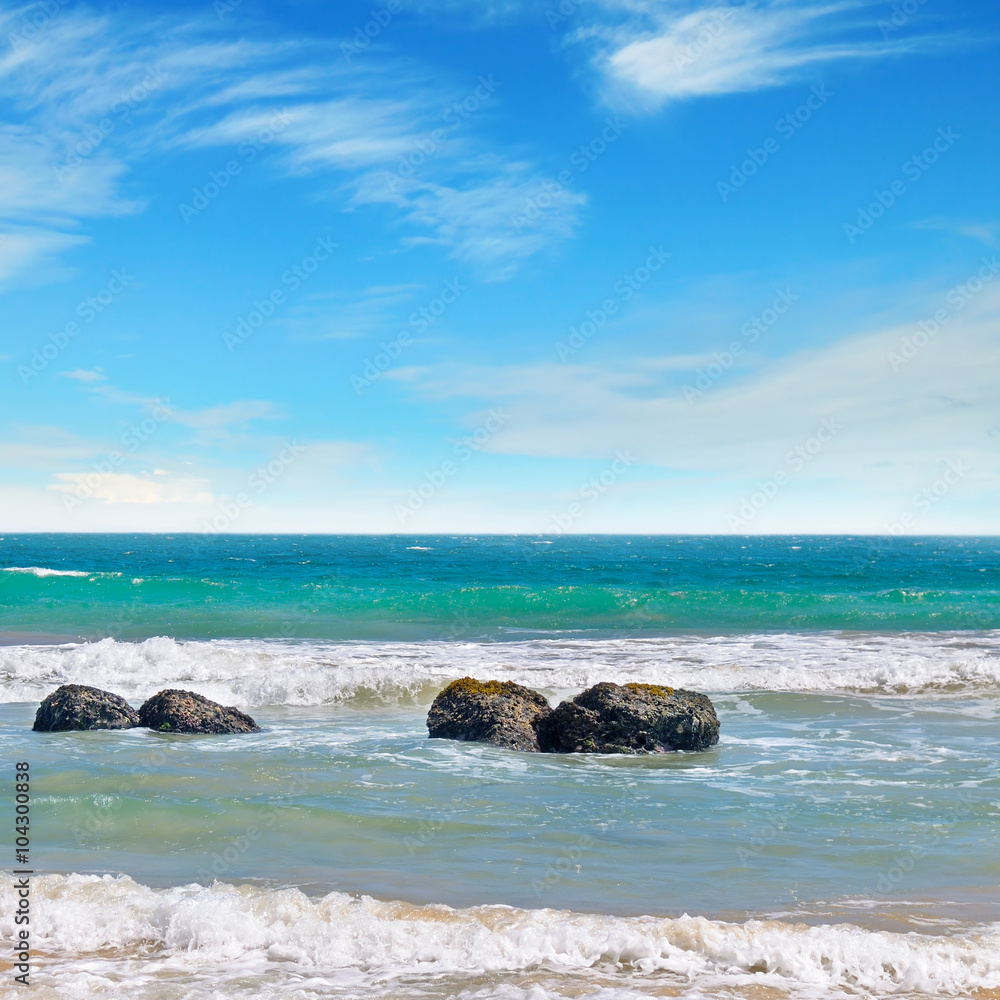 Obraz premium ocean, picturesque beach and blue sky