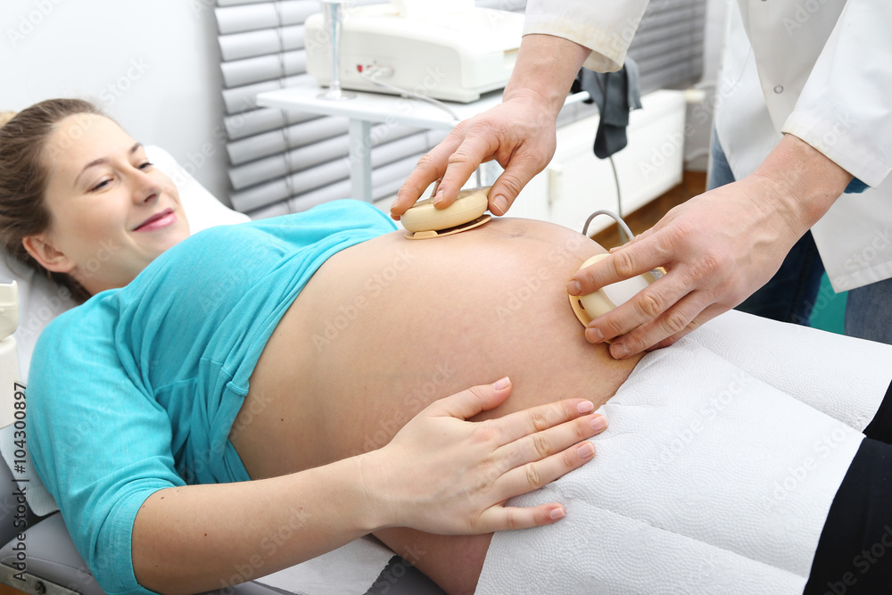 Kobieta robi badania prenatalne Kobieta robi badania prenatalne