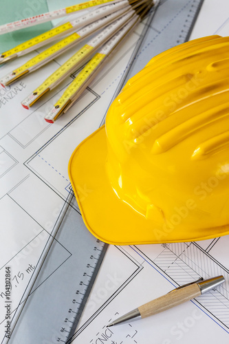 Progetto, caschetto, riga e matite