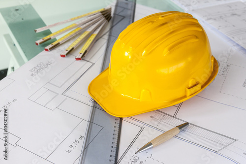 Progetto, caschetto, riga e matite