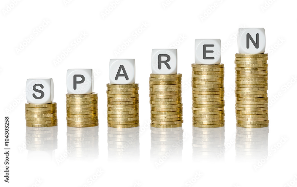 Münzstapel mit Buchstabenwürfeln - Sparen Münzstapel mit Buchstabenwürfeln - Sparen