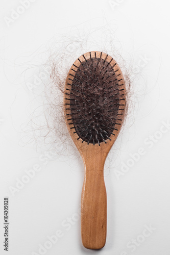 The precipitated hair entangled in the comb