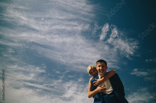 Bilde på lerret bride and groom  on the background of sky
