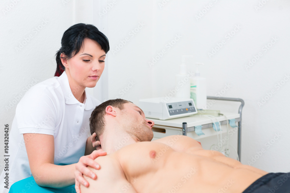Patient bei der Physiotherapie wird von Therapeutin eingerenkt Patient bei der Physiotherapie wird von Therapeutin eingerenkt