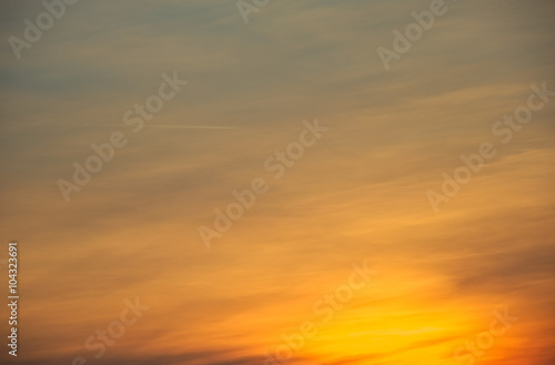 Leicht bewölkter warmer Sonnenuntergang mit orangem Licht © Thorsten Fritz