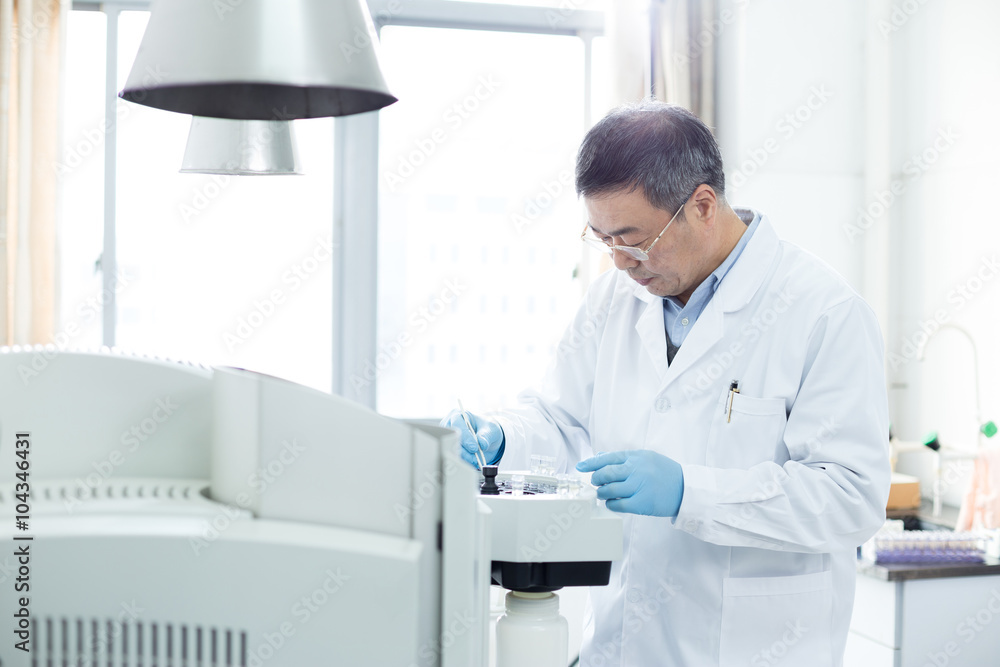 Naklejka premium old man does medical experiment in lab