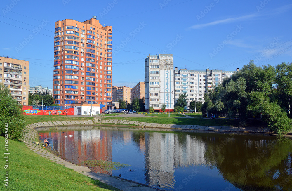 Жилые дома и Барашкинский пруд в Химках (Московская область)