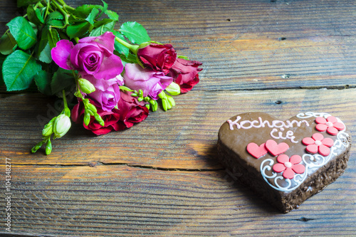 Fototapeta Naklejka Na Ścianę i Meble -  Czekoladowy tort w kształcie serca z napisem 