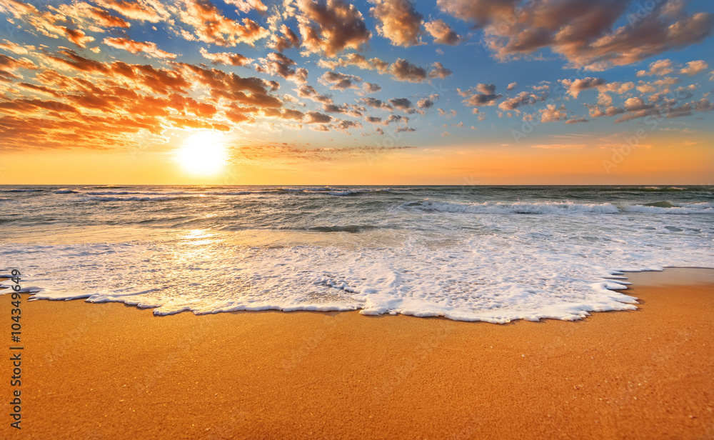 Naklejka premium Wschód słońca kolorowe plaży oceanu.