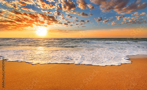 Fototapeta Naklejka Na Ścianę i Meble -  Colorful ocean beach sunrise.