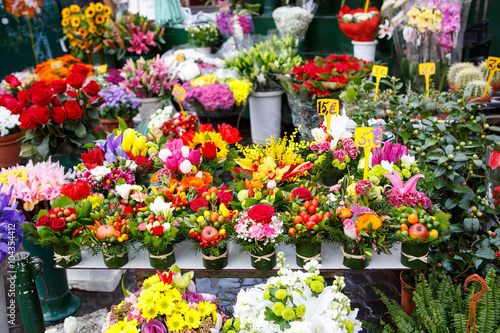 Fototapeta Naklejka Na Ścianę i Meble -   flowers for sale at a Italian flower market in Rome