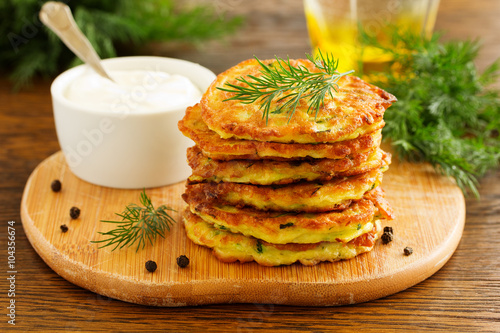 Foto Vegetable fritters of zucchini.