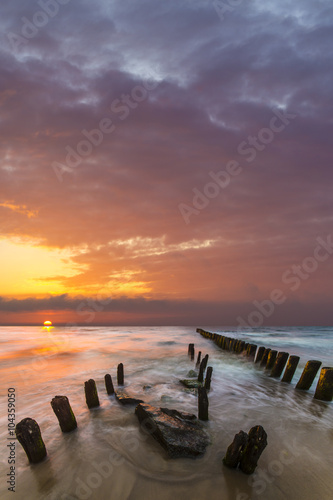 Fototapeta Naklejka Na Ścianę i Meble -  Krajobraz morski-ognisty zachód słońca nad plażą