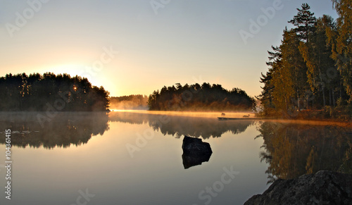 Sonnenaufgang an einem schwedischen See