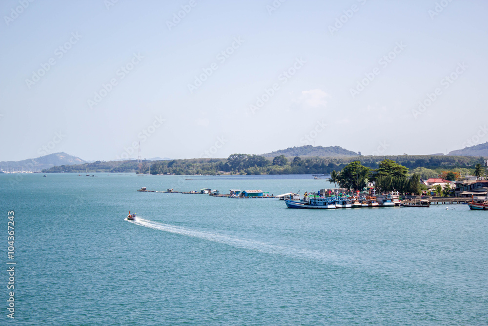 Obraz premium fishing boat in the sea
