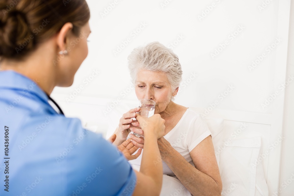 Obraz premium Nurse taking care of suffering senior patient 