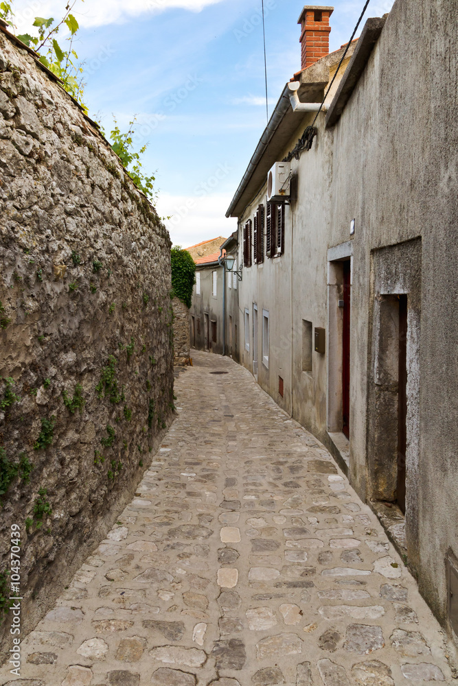 Узкая улица в старом городке Раб, Хорватия