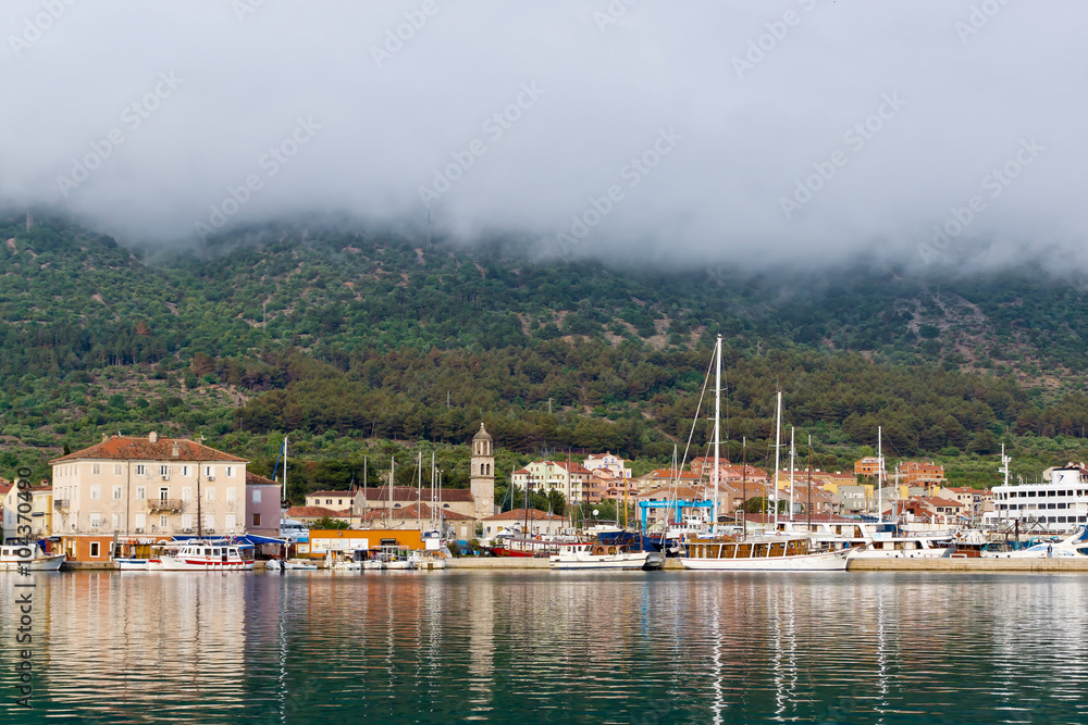 Порт города Крес под густыми облаками, Хорватия
