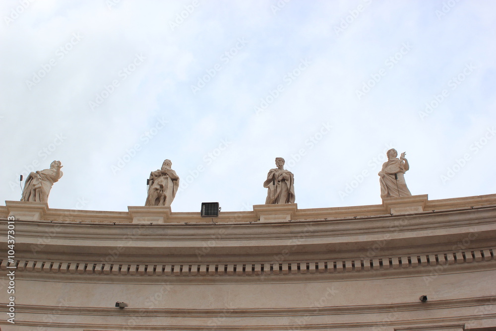 Statuen von Heiligen auf den Kolonnaden am Petersplatz (Vatikan)