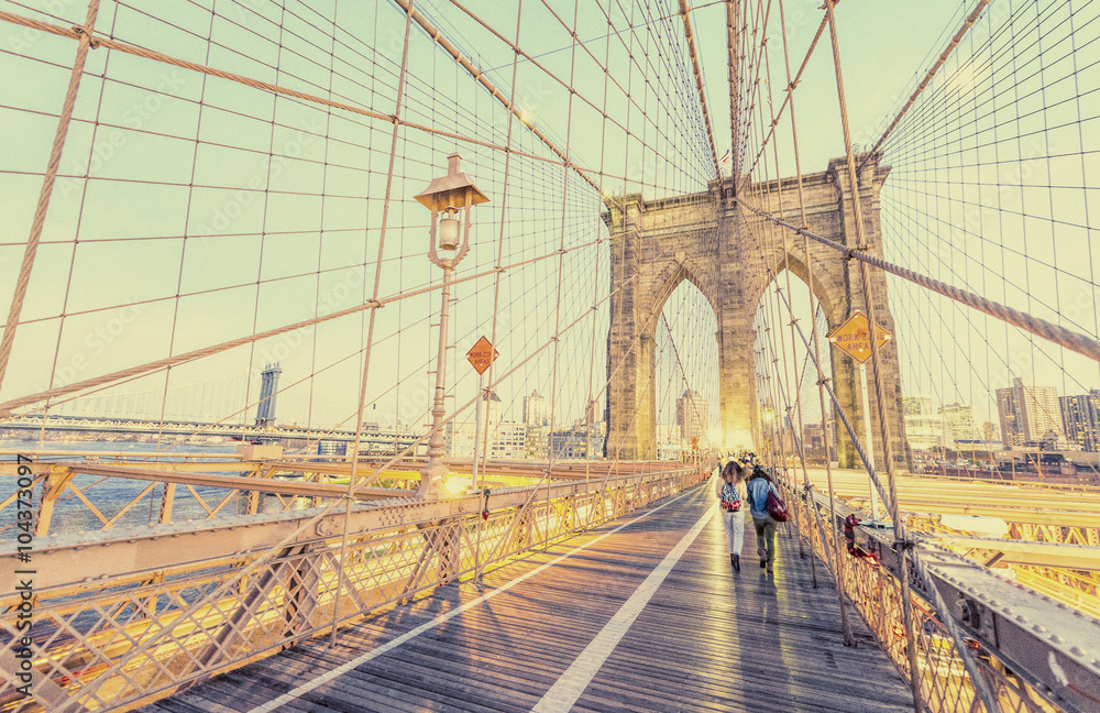 Obraz premium Archiwalne zdjęcie Brooklyn Bridge w Nowym Jorku