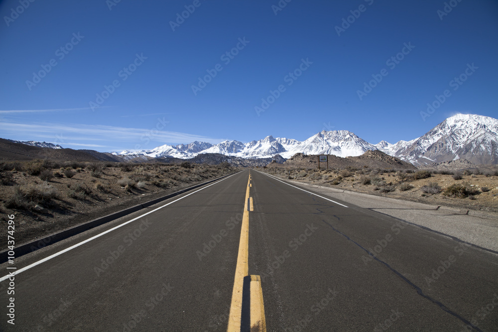Naklejka premium Route 168 in Bishop, California