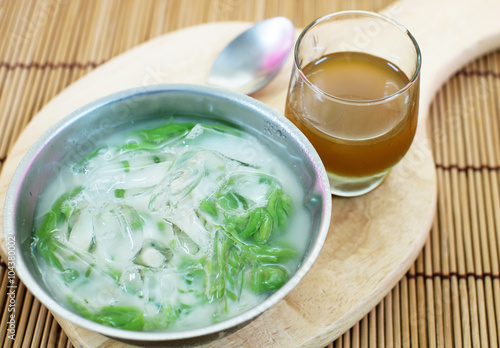 thai desserts, noodles made of rice eaten with coconut cream