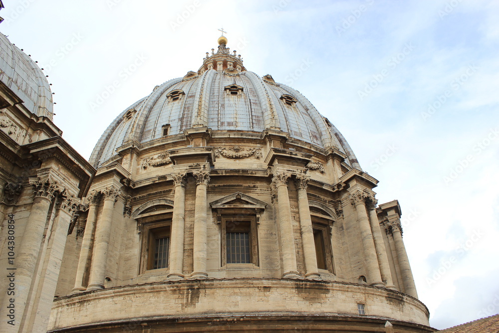 Die berühmte Kuppel des Petersdoms von Michelangelo im Vatikan