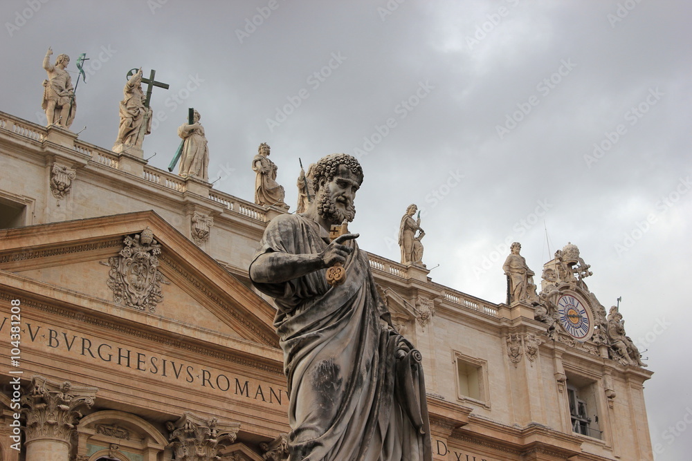 Obraz premium Die berühmte Petrusstatue auf dem Petersplatz mit dem Petersdom