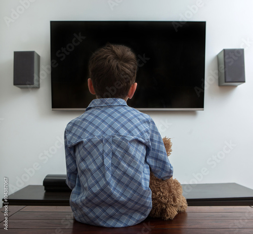 Obraz na płótnie watching TV
w salonie
