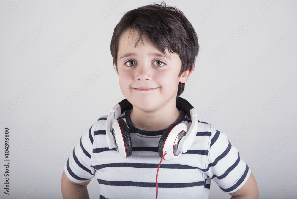 niño con auriculares niño con auriculares