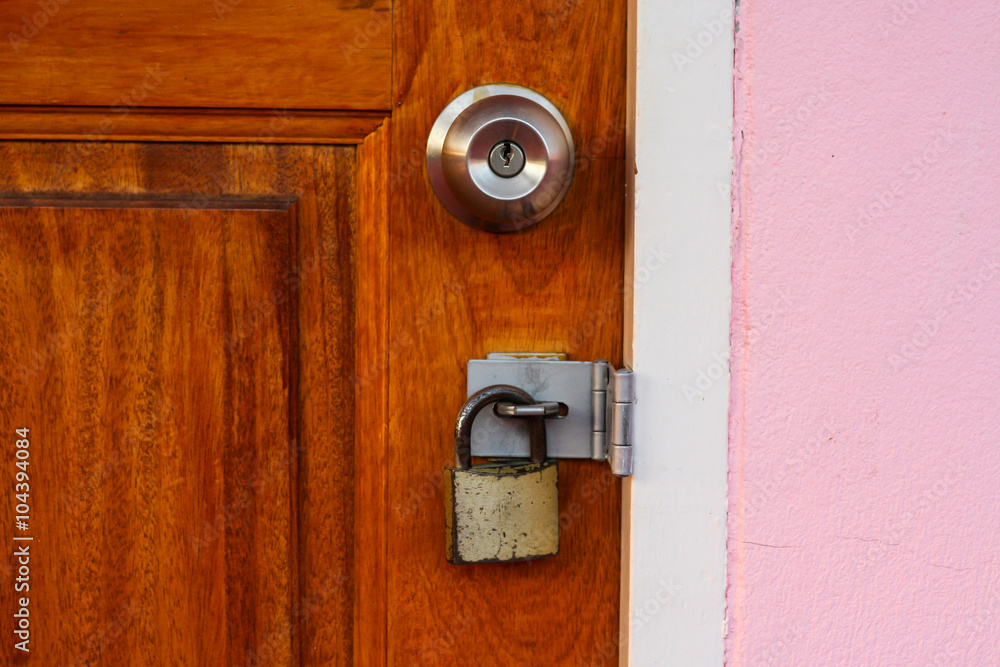 Closing lock for security door Closing lock for security door