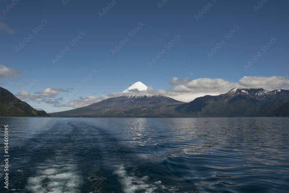 Lago de Todos los Santos con el Volcán Osorno nevado. Chile