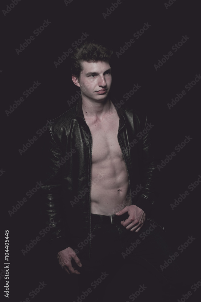 Naklejka premium Mann mit Lederjacke